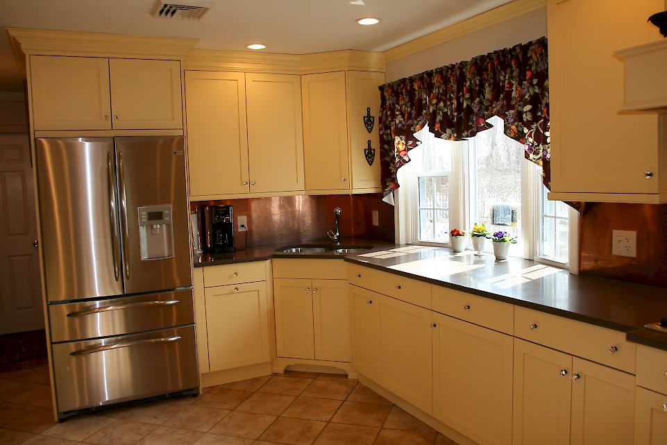 A Brookhaven kitchen with the jasmine finish and bridgeport door style.