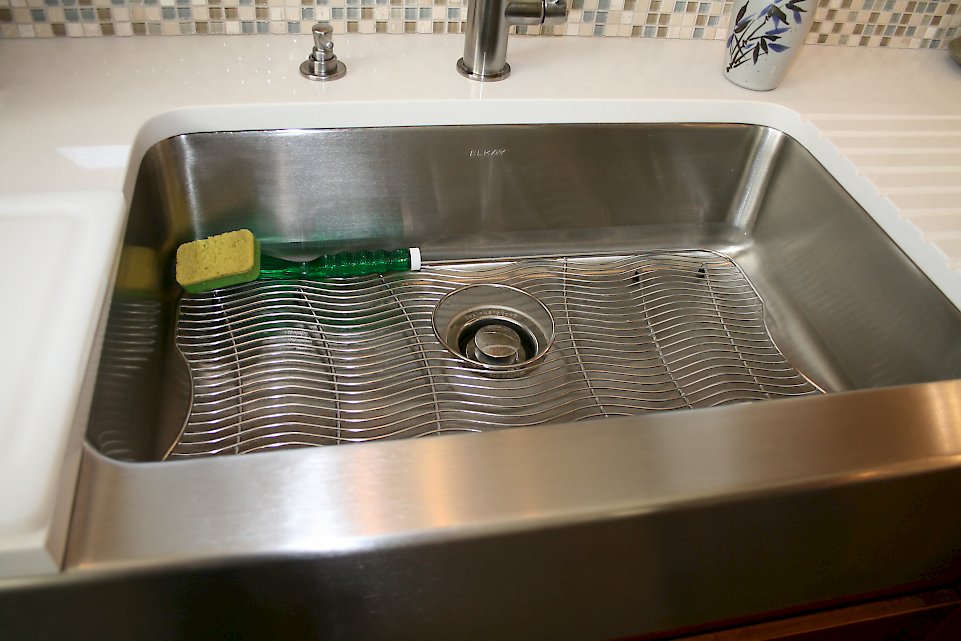 Close view of the Elkay farmhouse sink.