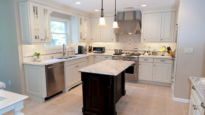 A Brookhaven II kitchen with the Winter Haven Raised door style.