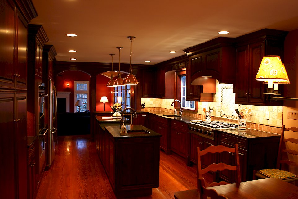 A cherry Brookhaven kitchen with the Pelhem Manor Raised door style.